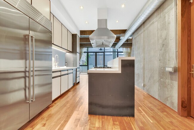 Building Photo - Impeccable Minimalist Design 4 bedroom 3 b...