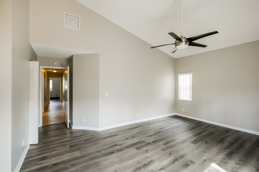 Building Photo - 6642 NW 42nd Ave