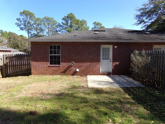 Building Photo - Charming 2-Bed, 2-Bath Milton Duplex Minut...