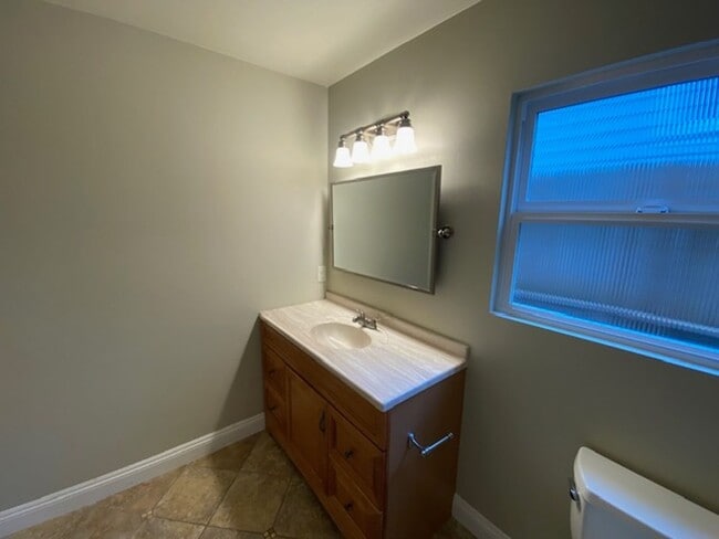 Building Photo - 1122 Miles Ave