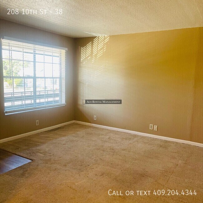 Building Photo - 208 S 10th St