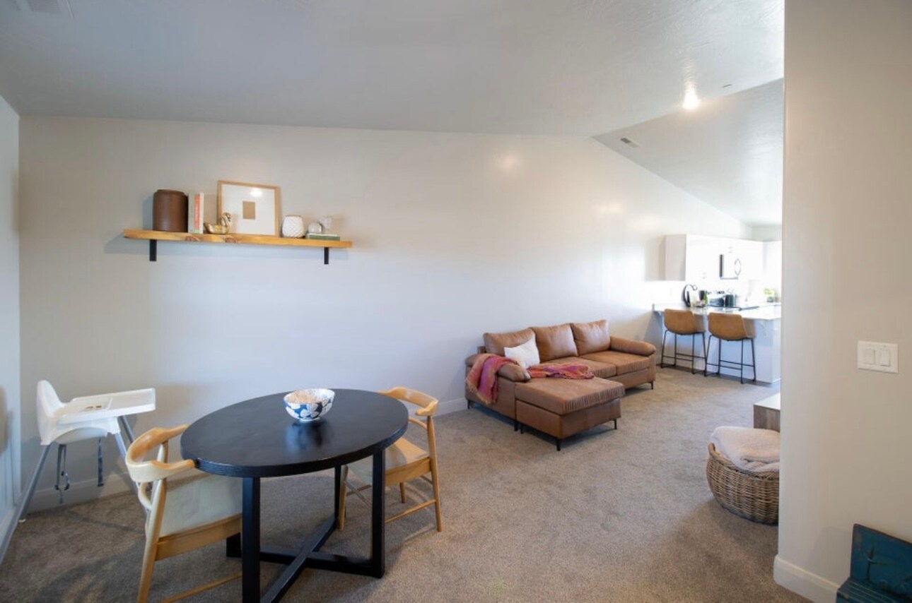 Building Photo - 128 N Lone Rock Dr