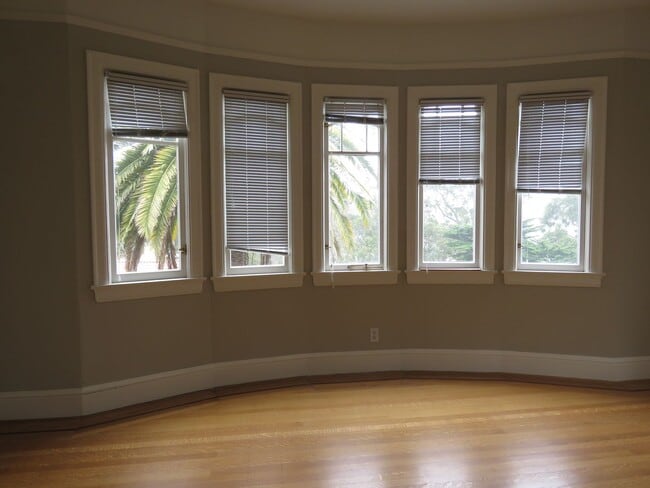 Building Photo - Elegant 4 bedroom House  with bonuses
