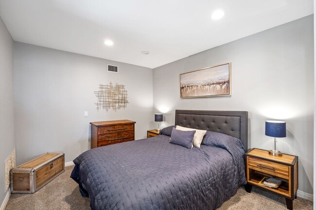 Building Photo - 305 Ocean Dr