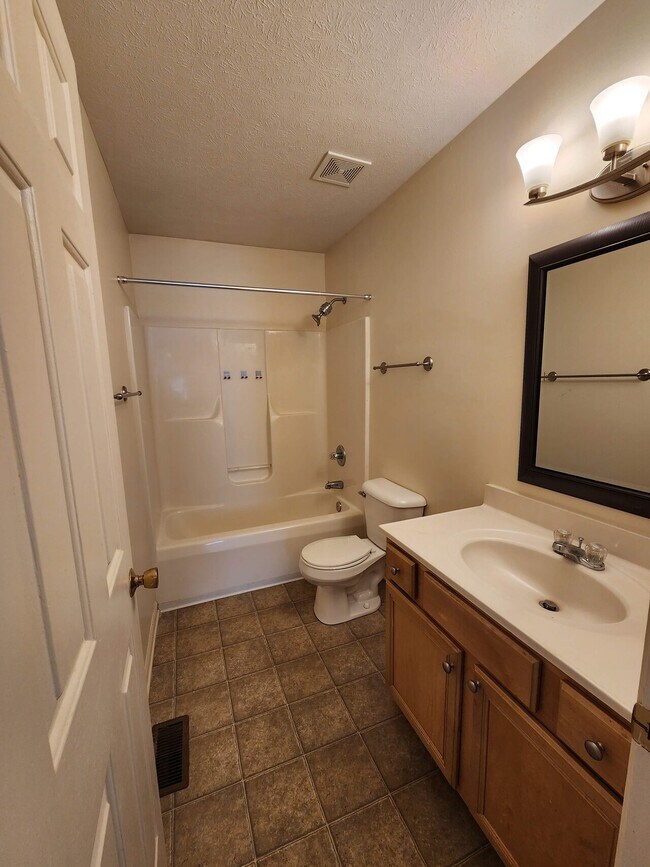 Building Photo - Applewood Townhomes - 28