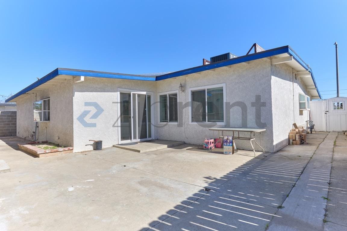 Building Photo - 915 N Holly St