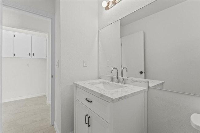 Building Photo - Beautifully Renovated 4-Bedroom, 2-Bath Ho...