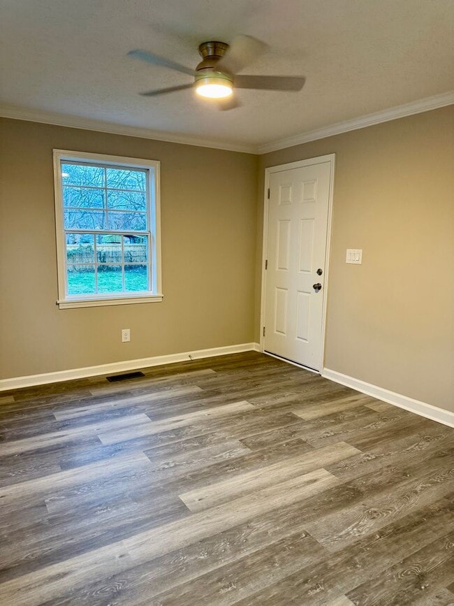 Building Photo - Cute 2 bedroom/ 1 bath Madison w/ Bonus Room