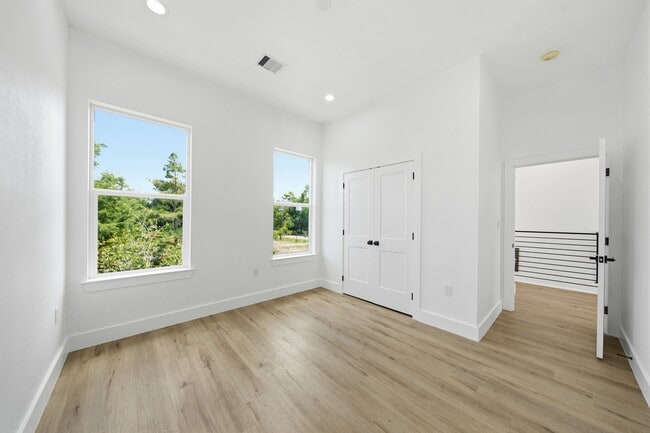 Building Photo - 8910 Knoll Leaf Dr