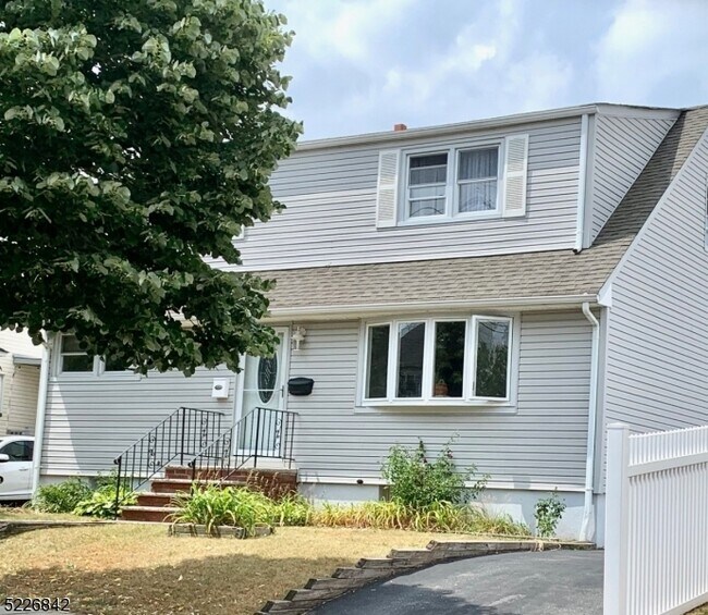 Building Photo - 172 W 3rd St