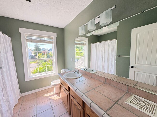 Building Photo - 4 Bedroom 2.5 Bathroom Home in NW Salem!