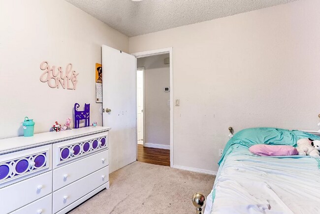 Building Photo - Charming 3-Bed, 2-Bath Home in Prime Broke...