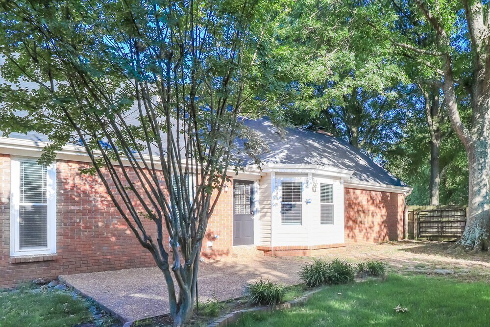 Building Photo - 2821 Lanthorn Dr