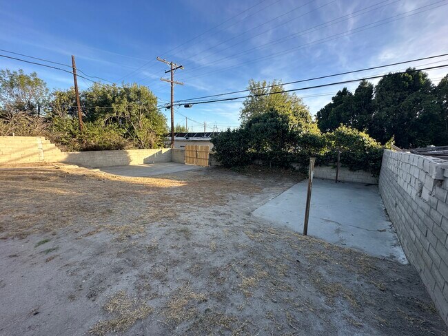 Building Photo - 1235 Roxbury Dr