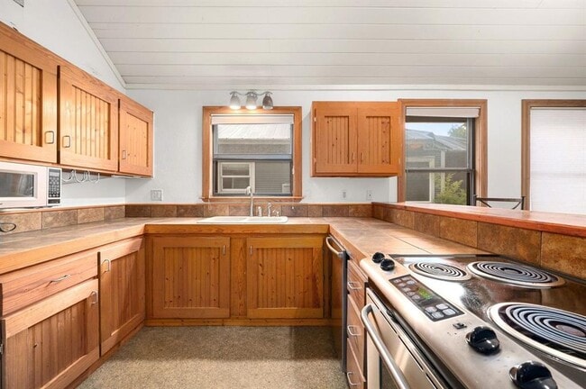 Building Photo - 1811 Waterston Ave