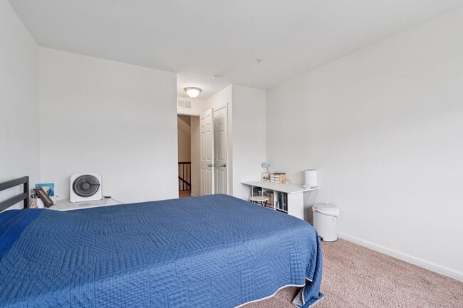Building Photo - 42227 Canary Grass Sq