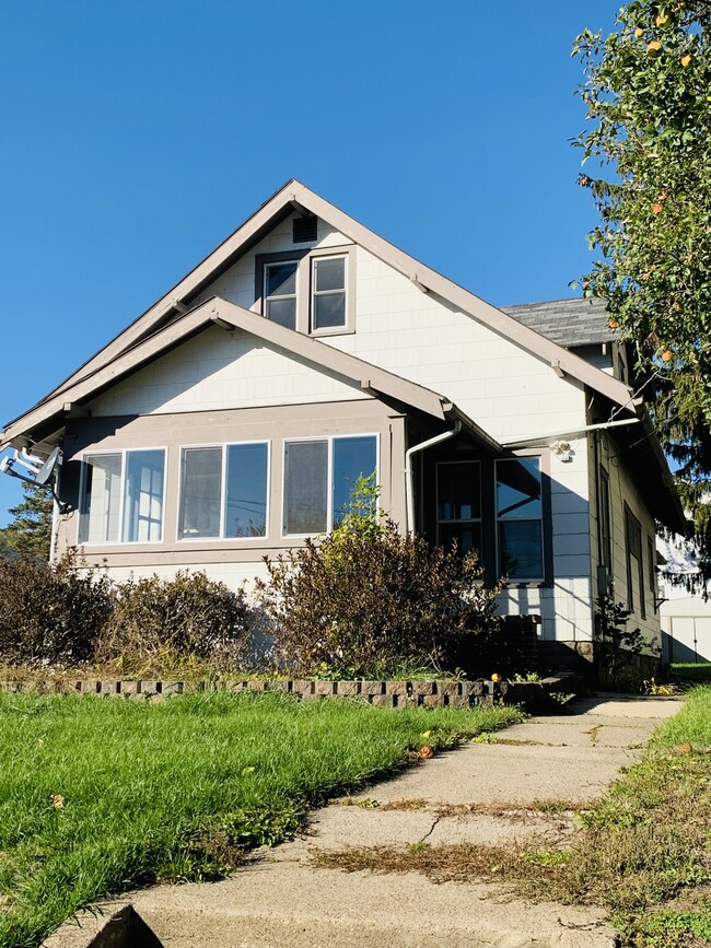 Building Photo - 854 W Avon St