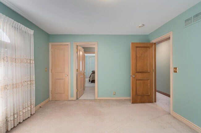 Building Photo - 833 Lakewood Dr