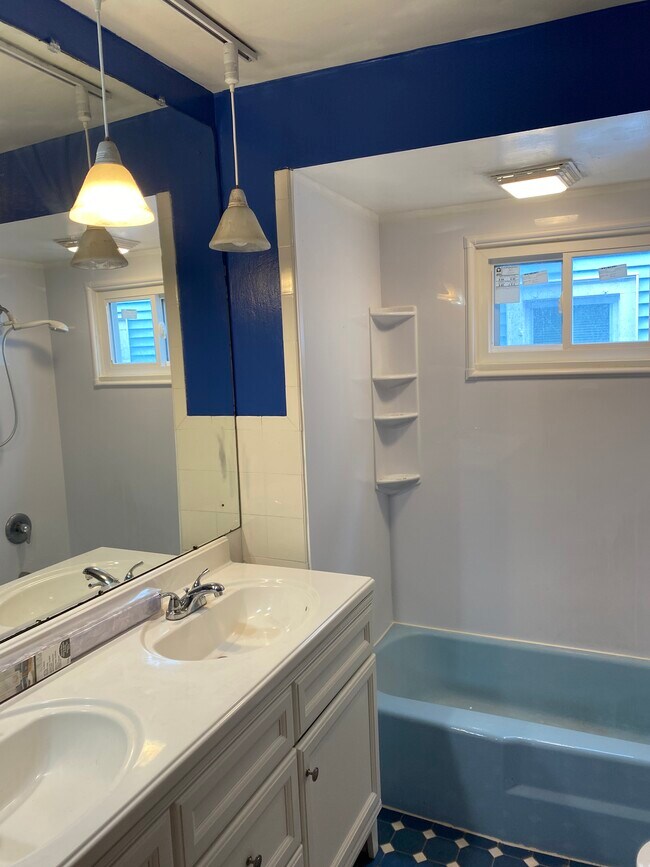 Building Photo - 165 Colvin Ave