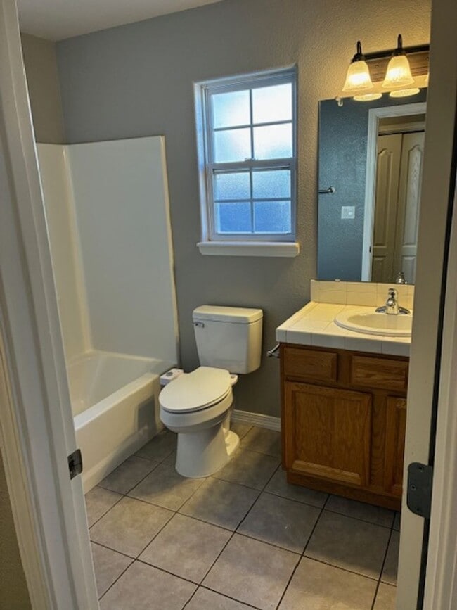 Building Photo - 2104 Hali Ln