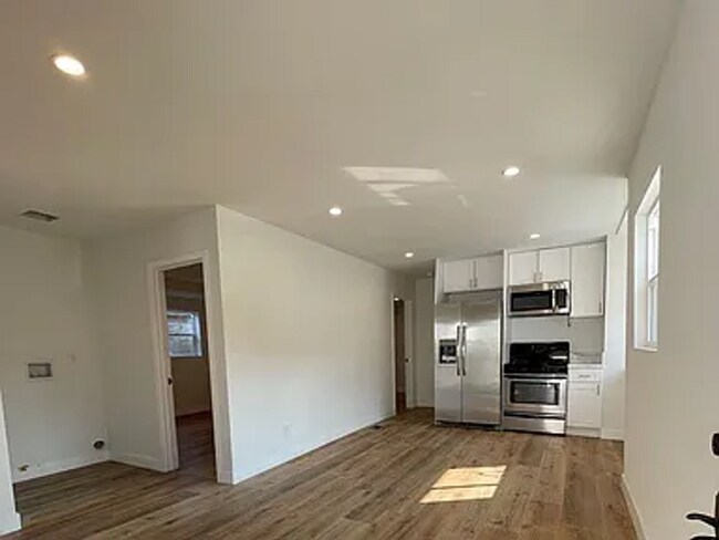 Building Photo - Modern 3BD/2BA in Arts District! Pet Frien...