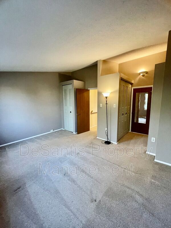 Building Photo - 925 Elm Ct