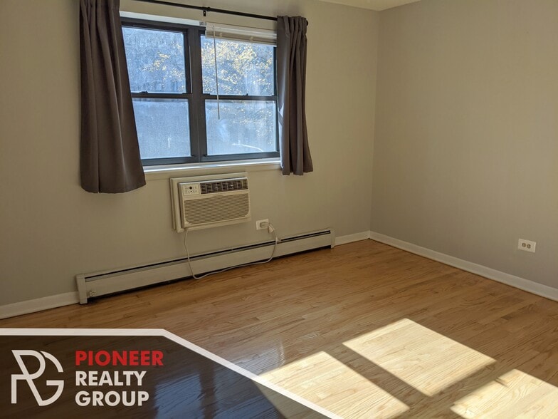 Building Photo - 502 W Briar Pl