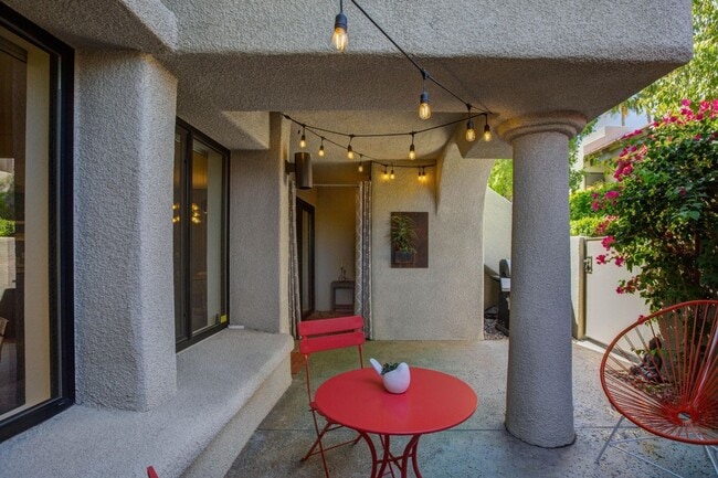 Building Photo - Stylish Ground-Floor Condo in Gated Palm S...