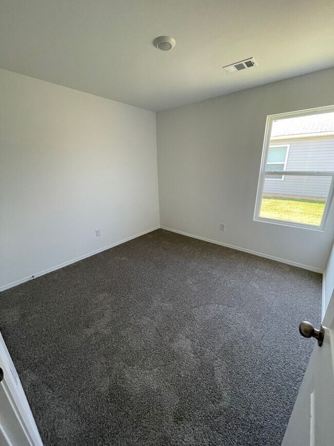 Building Photo - 3 Bedroom, 2 Bathroom Home