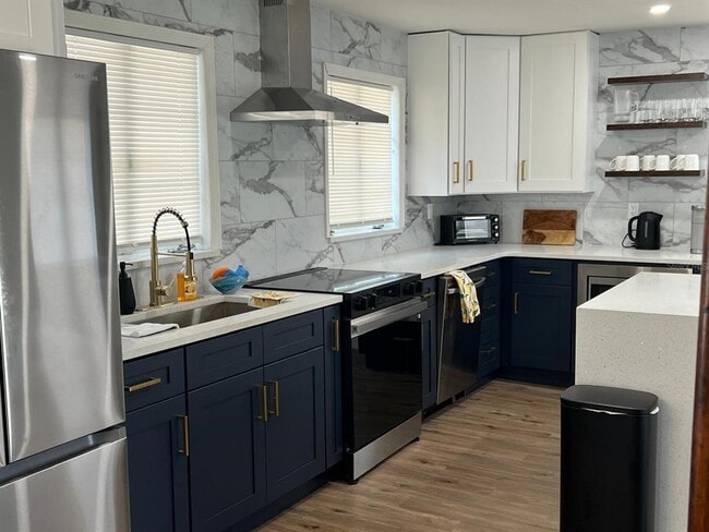 Building Photo - 905 W 11th Ave