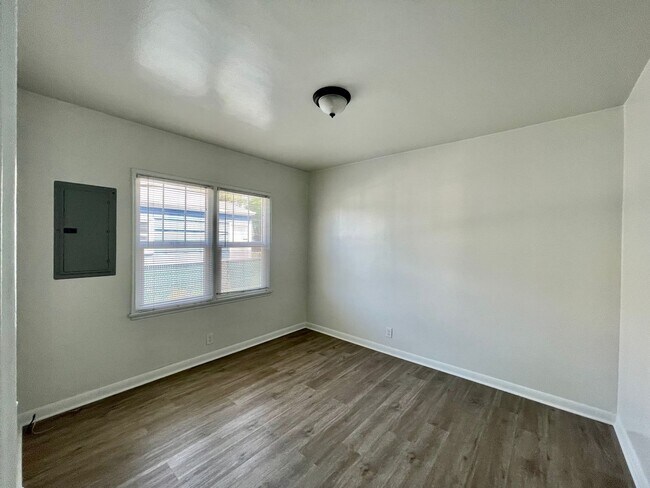 Building Photo - RENOVATED BALLARD 3 BED, 2 BATH DUPLEX UNI...