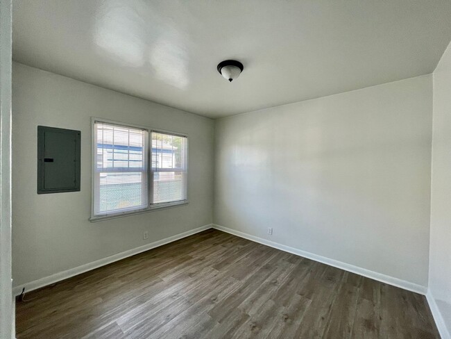 Building Photo - RENOVATED BALLARD 3 BED, 2 BATH DUPLEX UNIT CLOSE TO ALL!