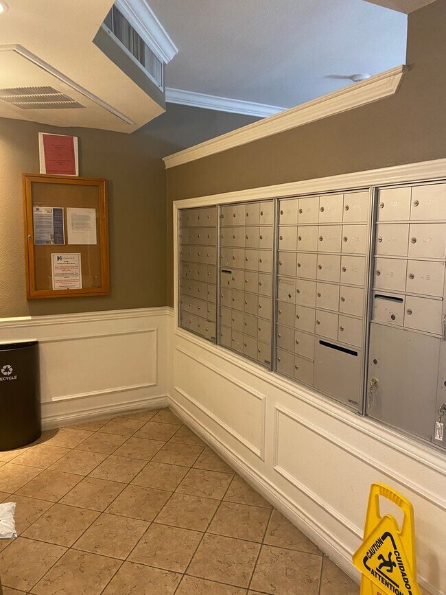 Building Photo - 2 bed/2 bath 4th Floor Unit in Cherry Creek! Covered Parking & Laundry Included!