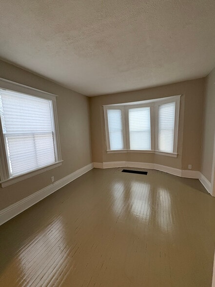 Building Photo - 146 Roycroft Dr