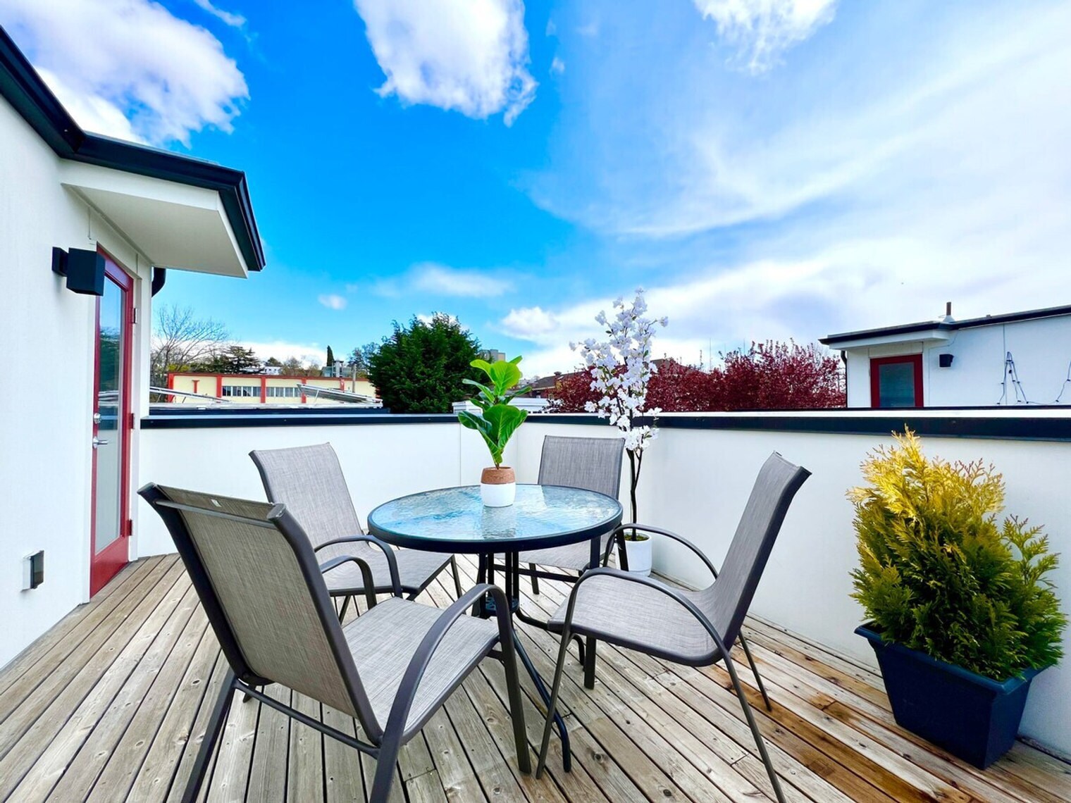 Building Photo - 700 Broadway E