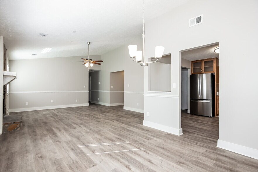 Building Photo - 9453 Forest Knoll Dr