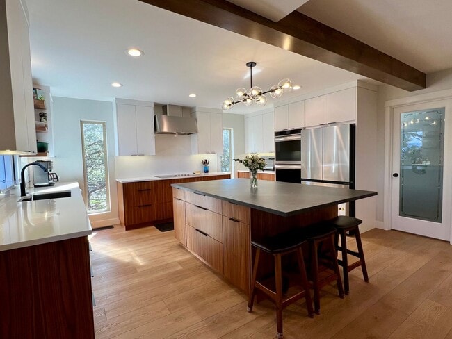 Building Photo - A Rare Offering in Bend’s Most Desirable A...