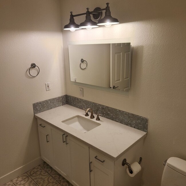 Building Photo - Little Italy Townhouse, 2bed 2.5 bath, high ceilings, pool and spa