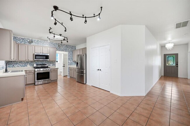 Building Photo - 1136 Beechwood Dr