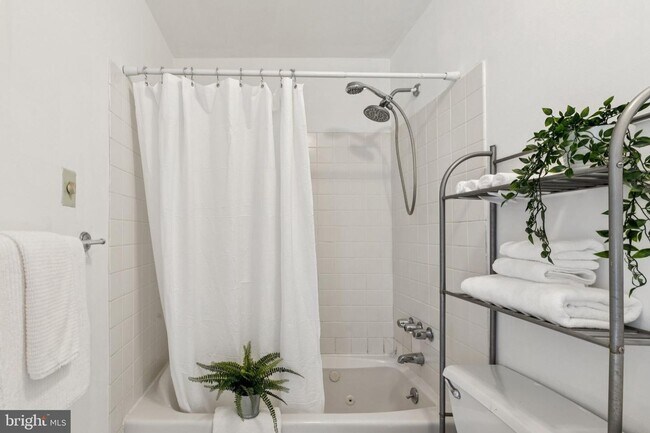 Building Photo - Great Townhouse w/ 2 Bedrooms, 1.5 Baths, ...