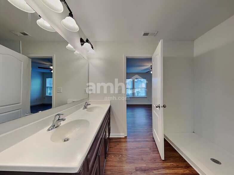 Building Photo - 11622 Village Pond Dr