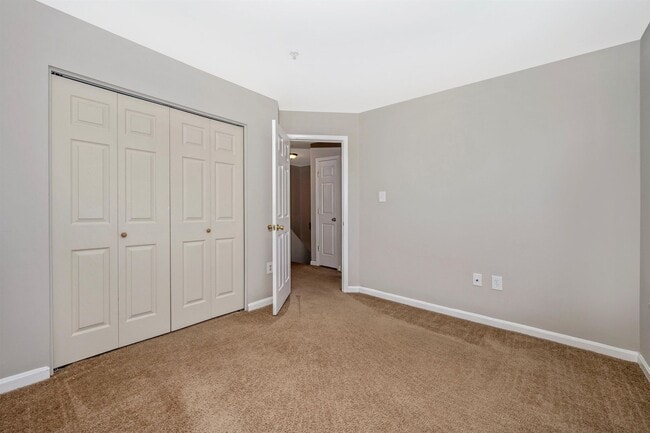 Building Photo - Fantastic End Unit Townhouse For Lease