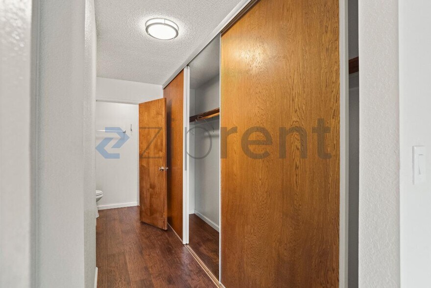 Building Photo - Unit 4