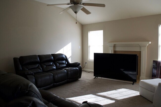 Building Photo - Nice 3 Bed 2 Bath House In Vanderveen Crossing!