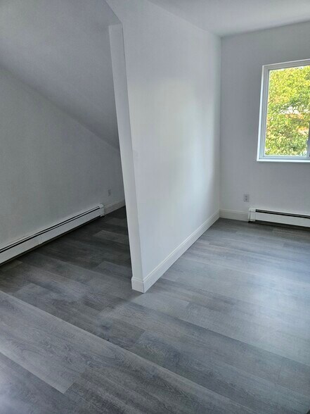 Showing how the vaulted ceilings look in the upstairs bedroom - 4304 Kateri Ln