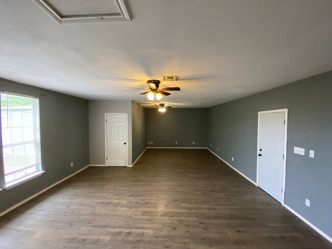 Building Photo - Large family home in Grape Creek!