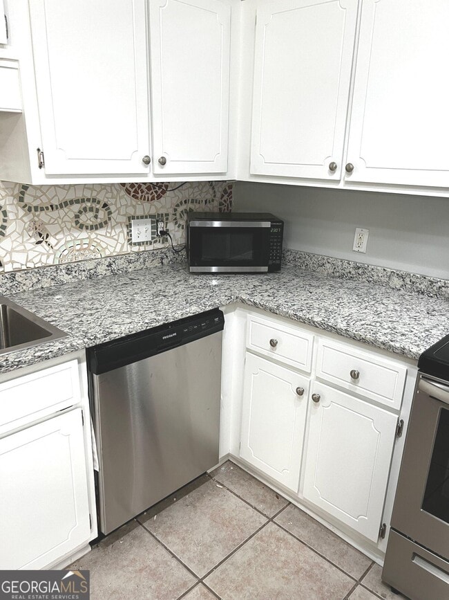 Building Photo - 141 Lakeside Dr