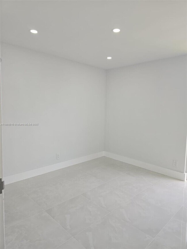 Building Photo - 2 bedroom in Sunny Isles Beach FL 33160