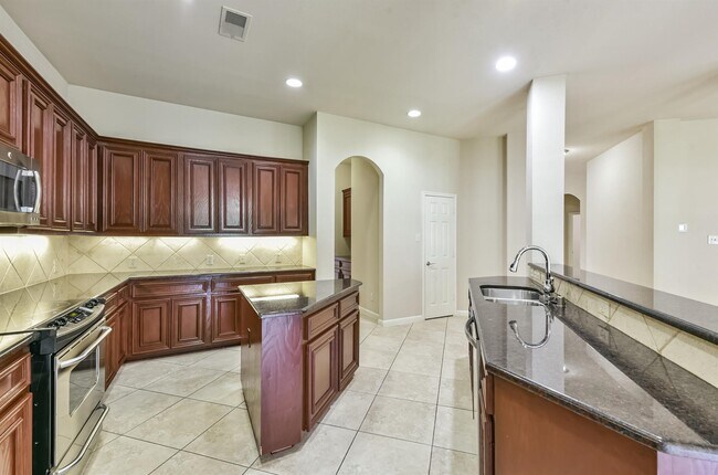 Building Photo - 15914 Cedar Shores Ln