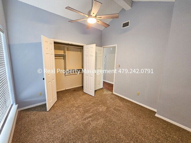 Building Photo - 3 Bedroom Close to Mercy Hospital - Availa...